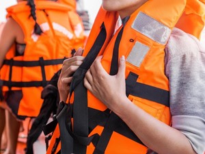 ¿Cuántos chalecos salvavidas debe llevar una embarcación?